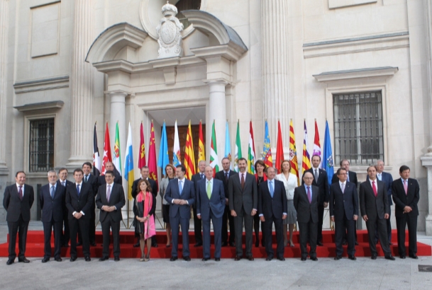 Encuentro con los Presidentes de las Comunidades y Ciudades Autónomas asistentes a la reunión de la V Conferencia de Presidentes. Fotografía de grupo 